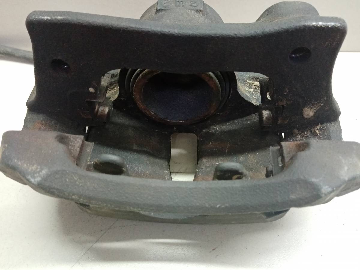 Суппорт передний правый Toyota Crown (S170) 1999-2003 Суппорт передний правый Toyota Crown (S170) 1999-2003