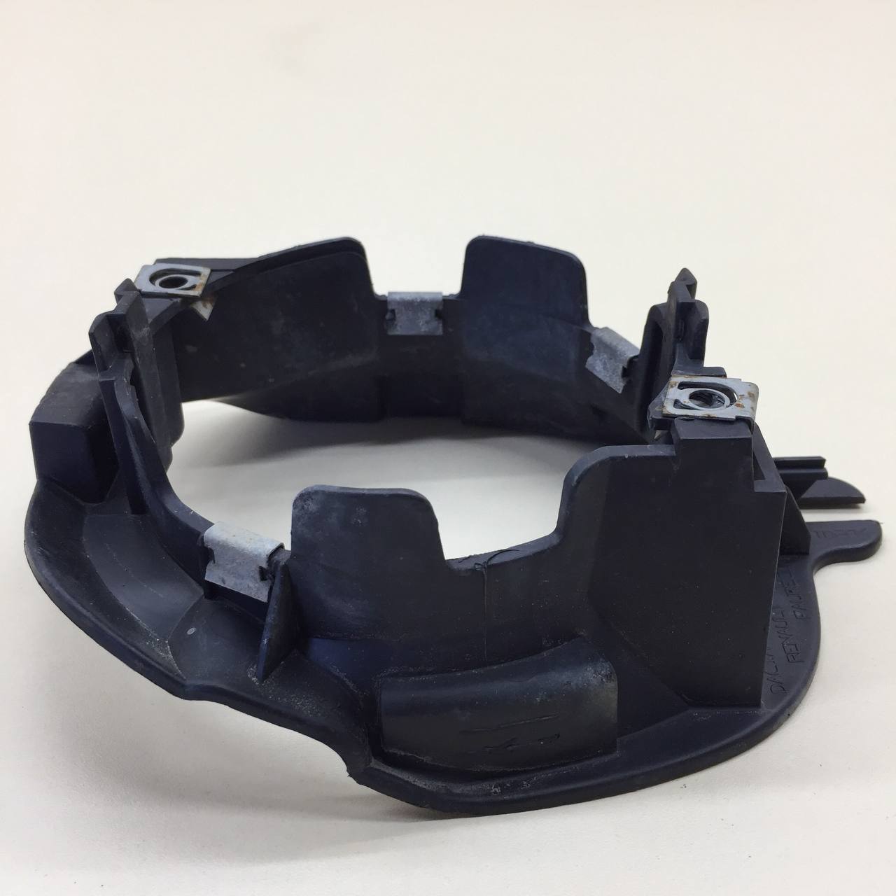 Кронштейн фары противотуманной левой Renault Duster (HSA, HSM) 2012> Кронштейн фары противотуманной левой Renault Duster (HSA, HSM) 2012>