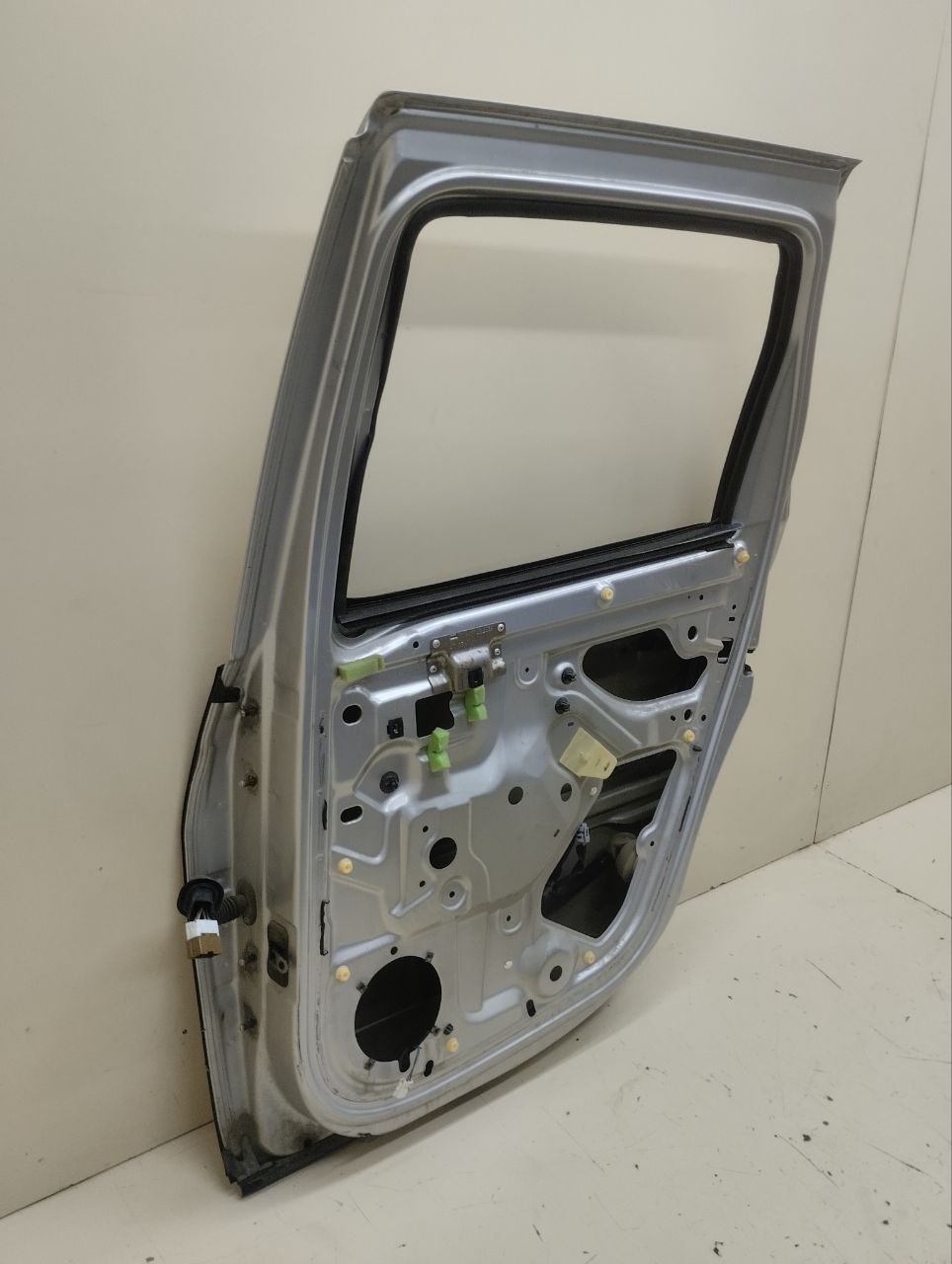 Дверь задняя правая Renault Duster (HSA, HSM) 2012> Дверь задняя правая Renault Duster (HSA, HSM) 2012>