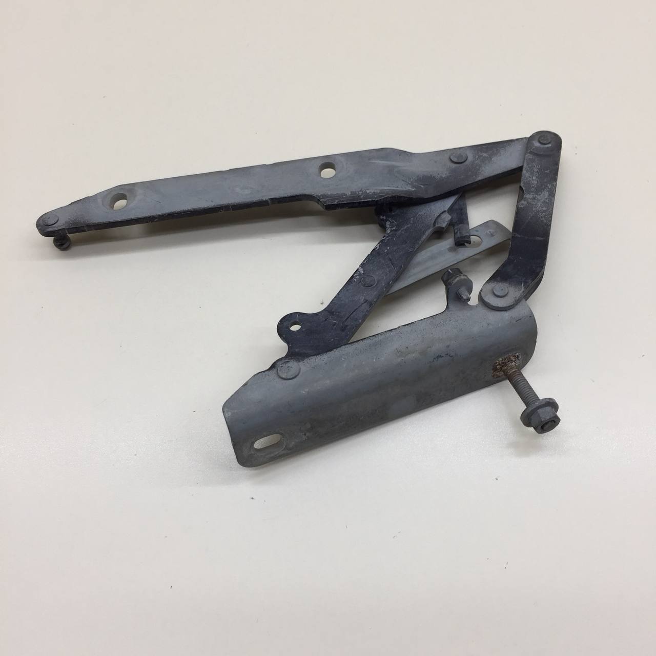 Петля капота левая Land Rover Discovery 3 (L319) 2004-2009