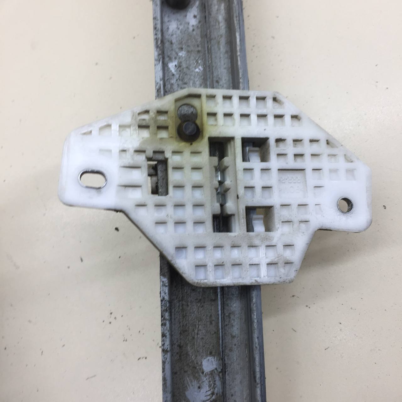 Стеклоподъемник электр. задний правый Hyundai Solaris (RB) 2010-2017