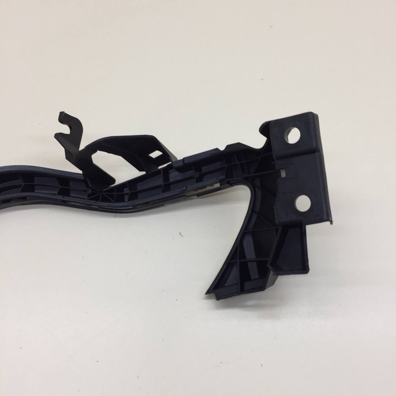Кронштейн переднего бампера правый Subaru Impreza (GJ/G13) 2011-2014