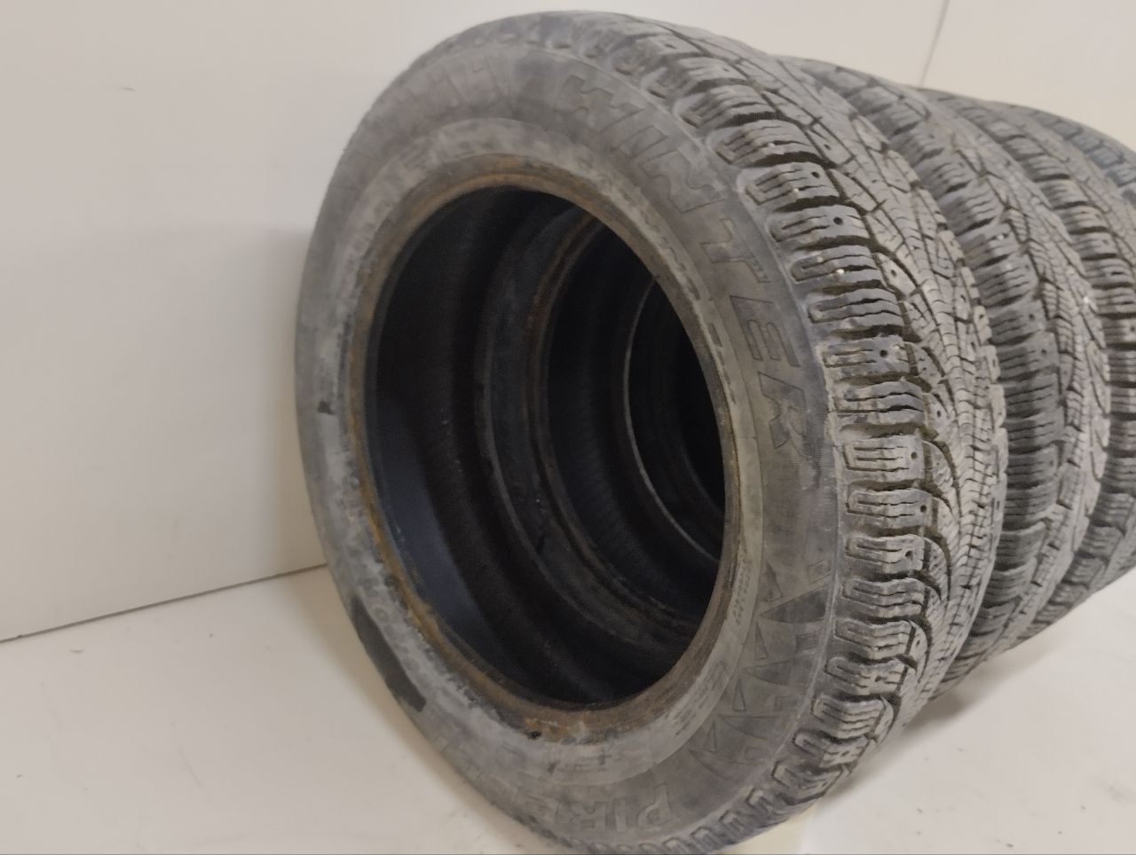 Шины к-кт R15 Зимние шипованные Pirelli Winter Carving Edge 