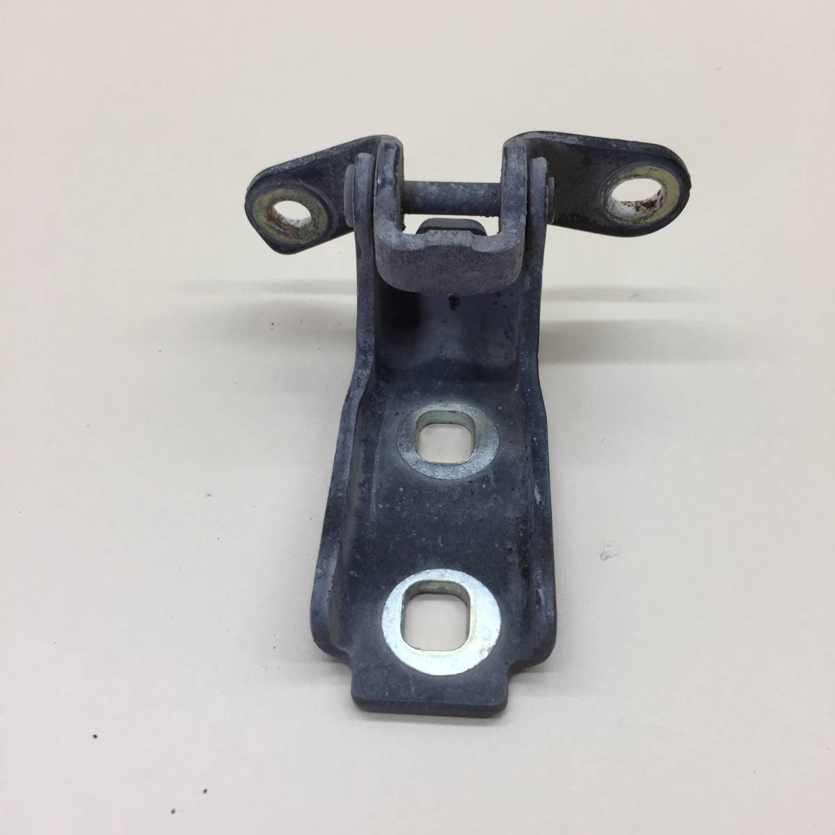 Петля двери передней правой нижняя Chevrolet Cruze (J300) 2009-2016