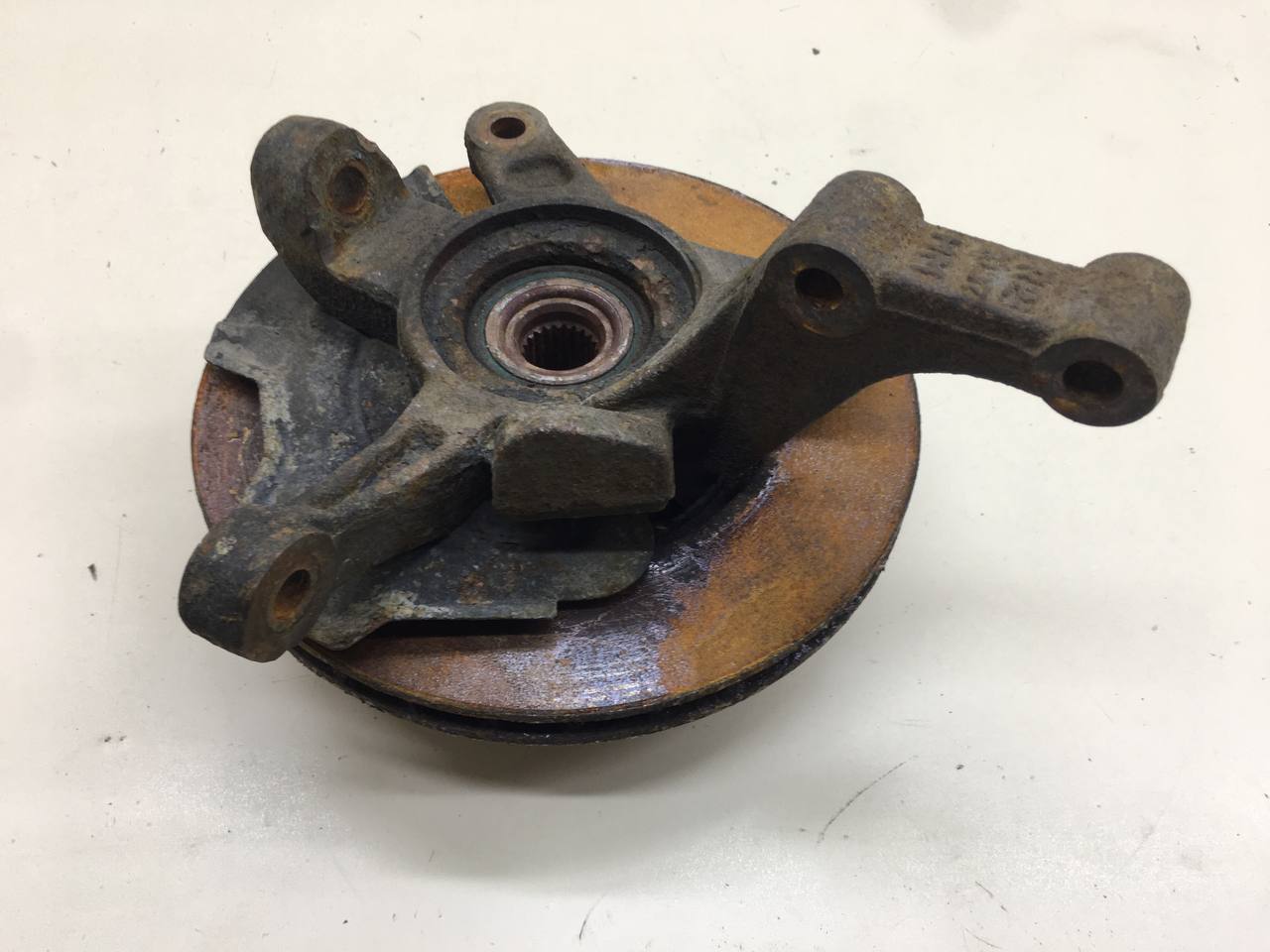 Кулак поворотный передний правый Chevrolet Aveo T200 2003-2008