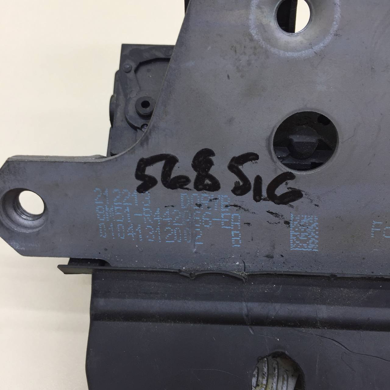 Замок багажника Ford Mondeo 4 2007-2015 Замок багажника Ford Mondeo 4 2007-2015