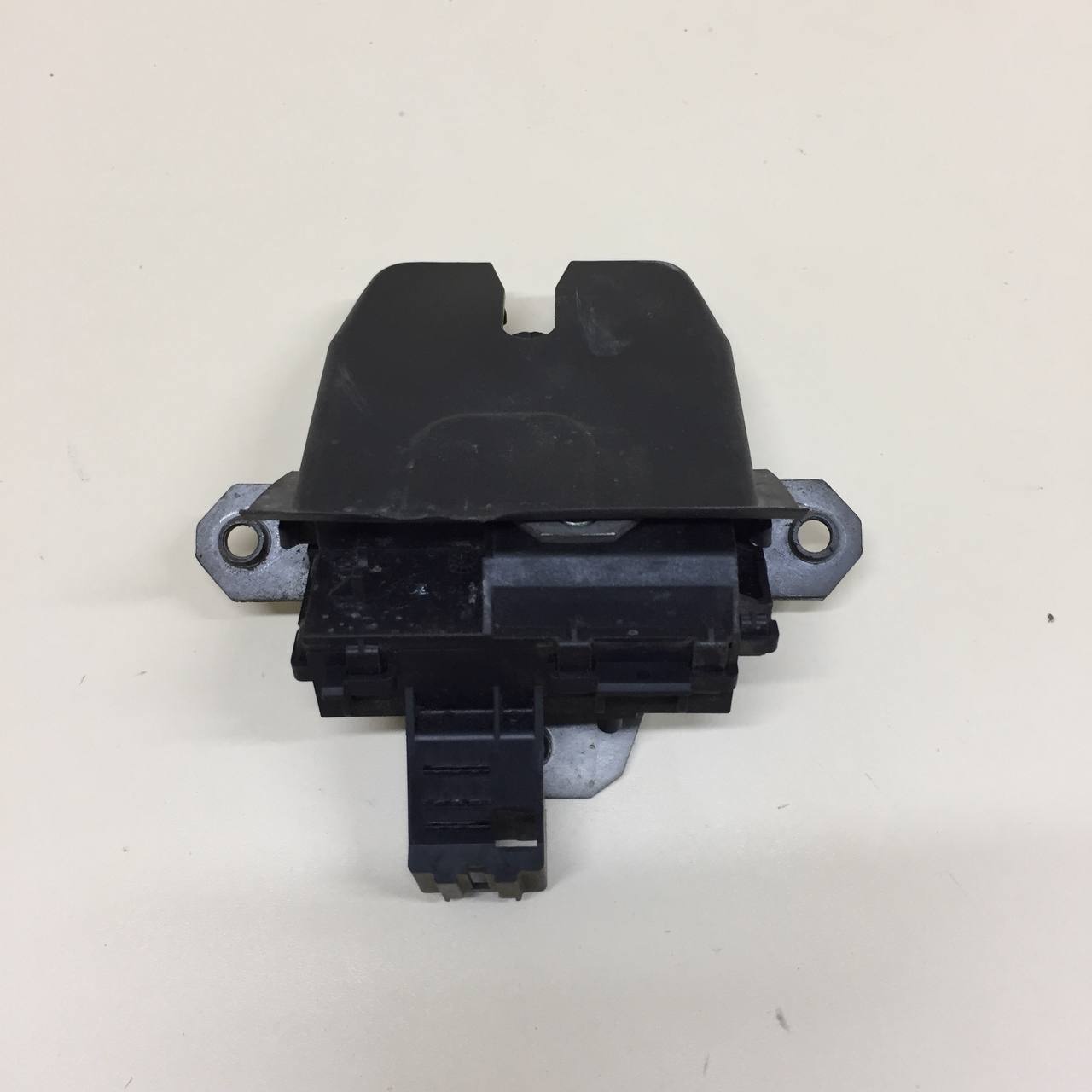 Замок багажника Ford Focus 2 (DB) 2008-2011 Замок багажника Ford Focus 2 (DB) 2008-2011