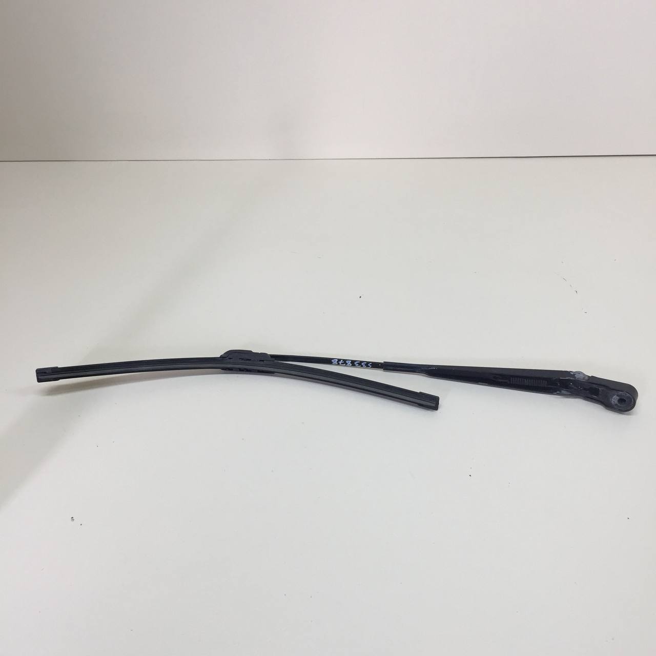 Поводок стеклоочистителя передний правый Lada Largus 2012>