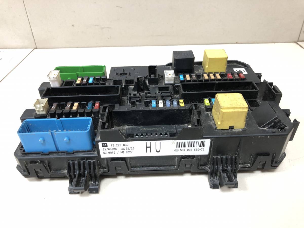 Блок предохранителей Opel Astra H / Family 2004-2015