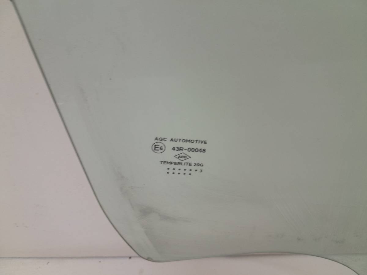 Стекло двери передней правой Renault Sandero 2009-2014