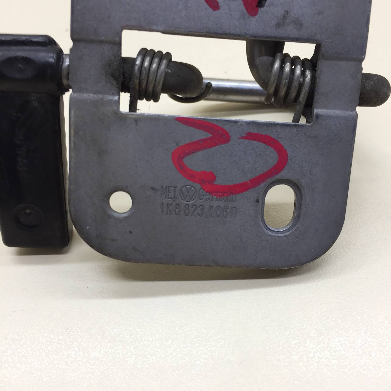 Крючок капота Volkswagen Jetta (A6) 2010-2019 Крючок капота Volkswagen Jetta (A6) 2010-2019
