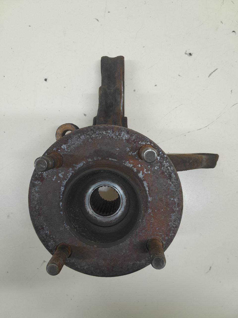 Кулак поворотный передний левый Nissan Almera (N16) 2000-2006