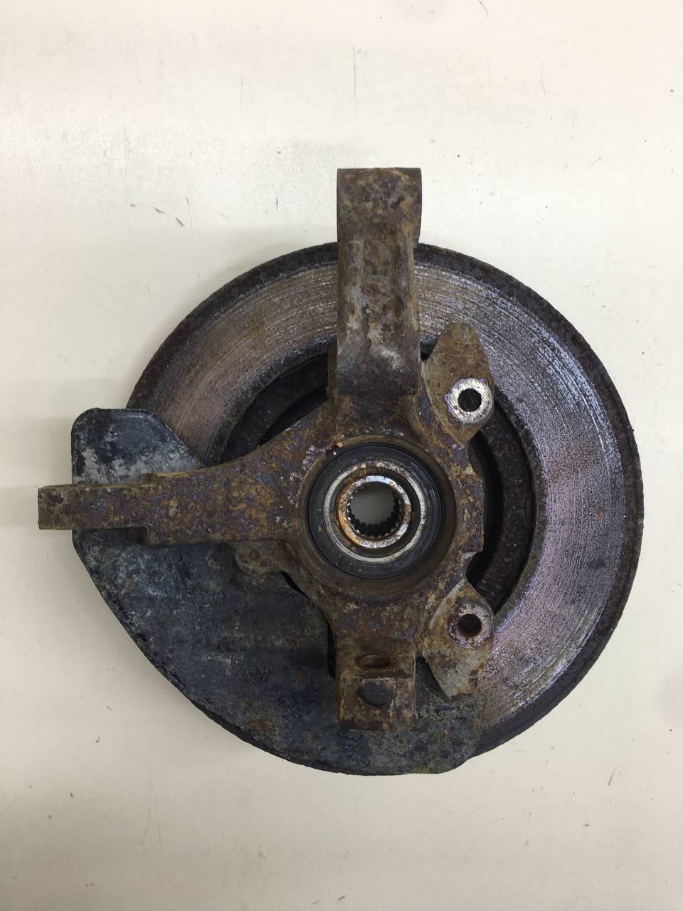 Кулак поворотный передний левый Fiat Albea 2002-2012