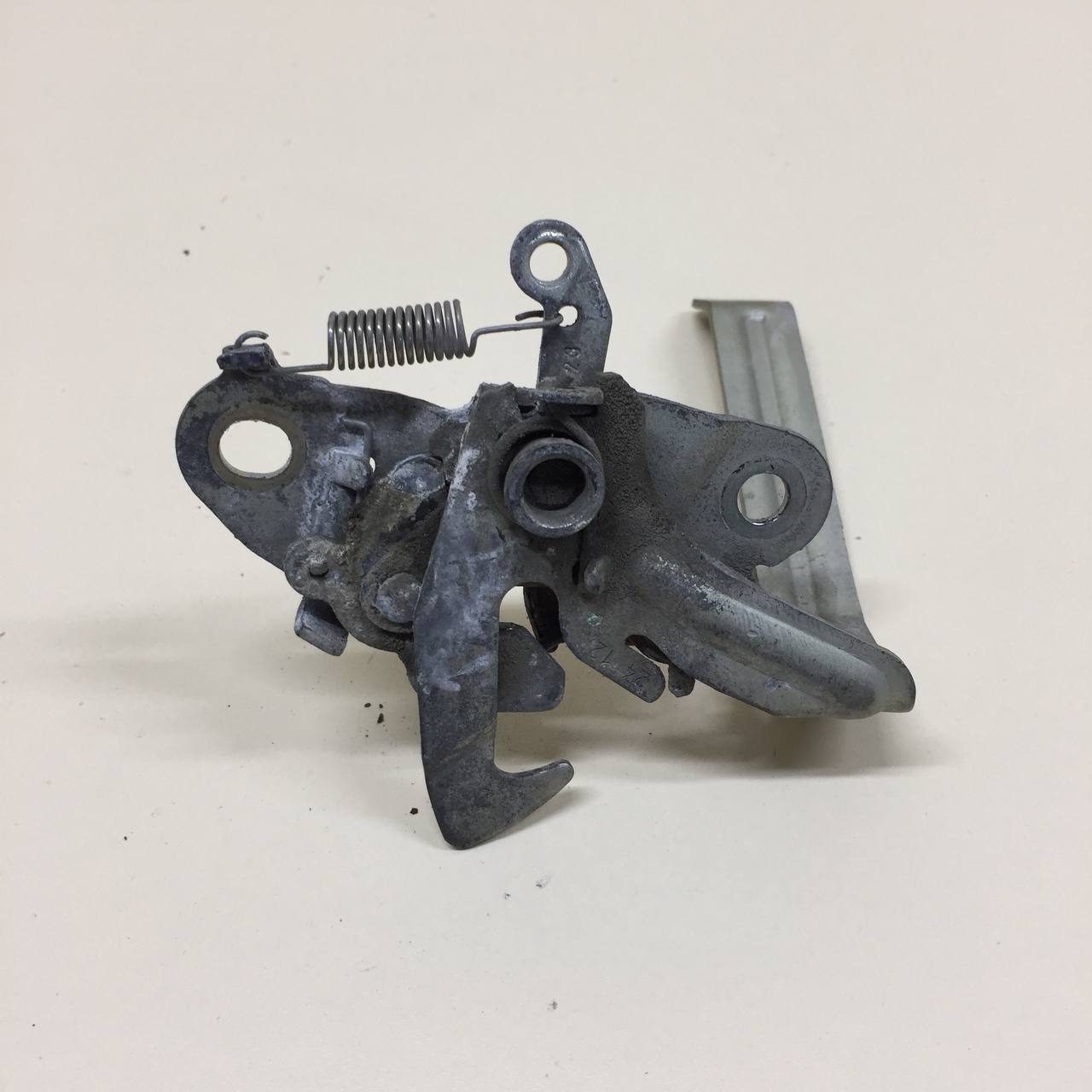 Замок капота Peugeot 107 2006-2014 Замок капота Peugeot 107 2006-2014