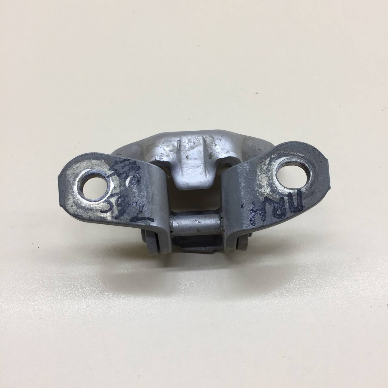 Петля двери передней правой нижняя Toyota Corolla E180 2013-2019 Петля двери передней правой нижняя Toyota Corolla E180 2013-2019