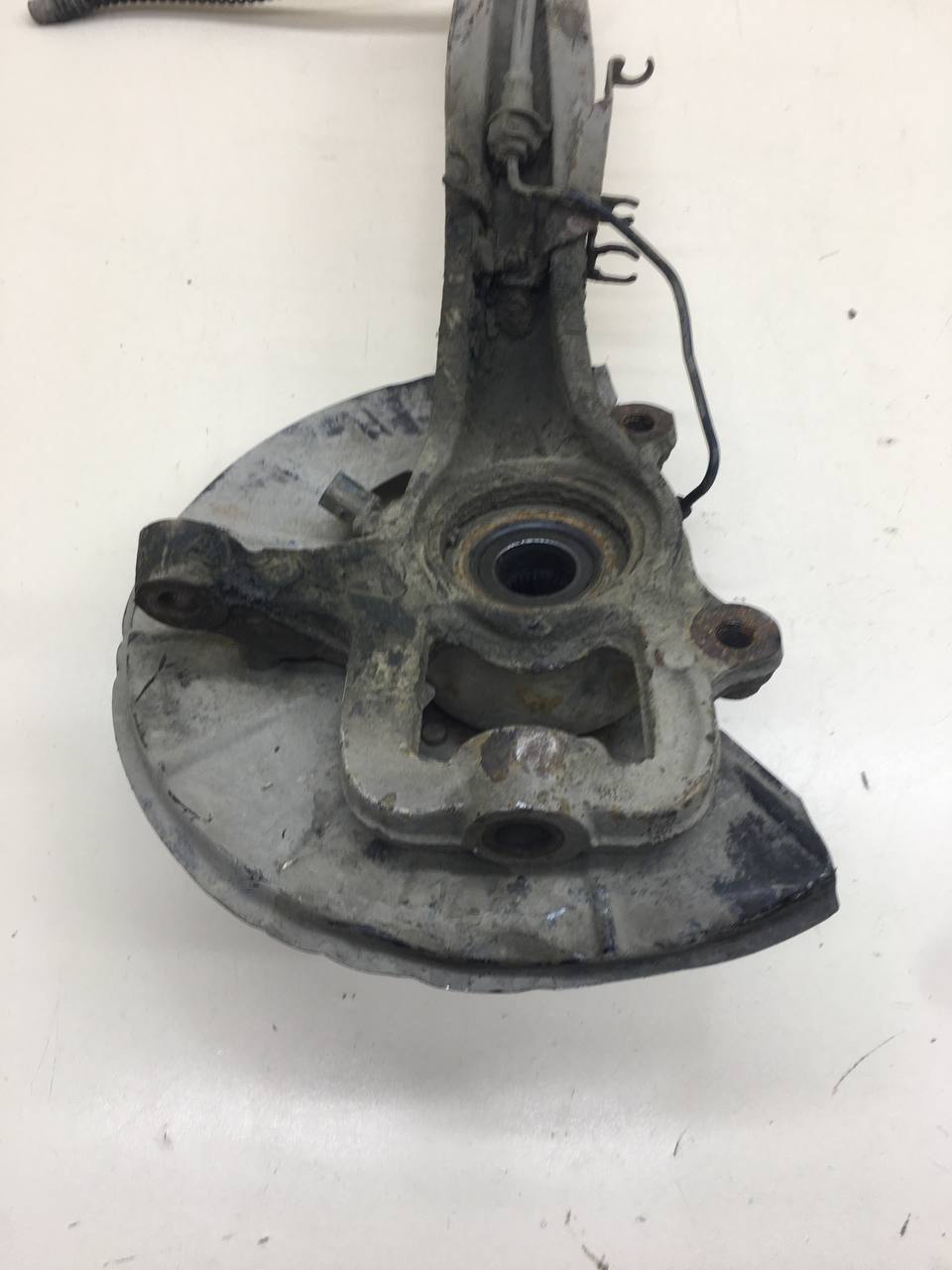Кулак поворотный передний левый Volkswagen Touareg (7L) 2002-2010