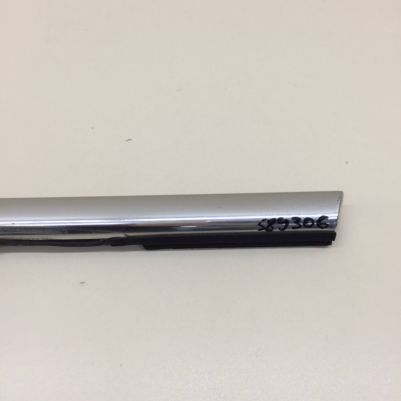 Накладка стекла переднего левого Opel Astra J 2010-2017