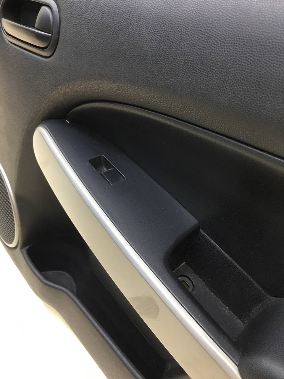 Обшивка двери передней правой Mazda Mazda 2 (DE) 2007-2014