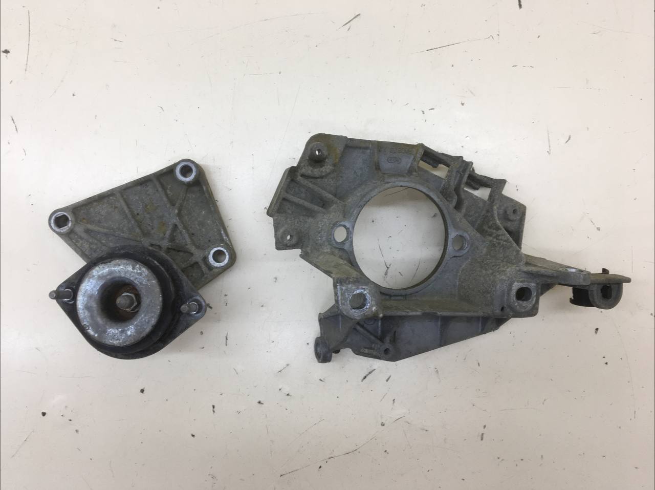 Кронштейн опоры КПП Renault Symbol (2) 2008-2012