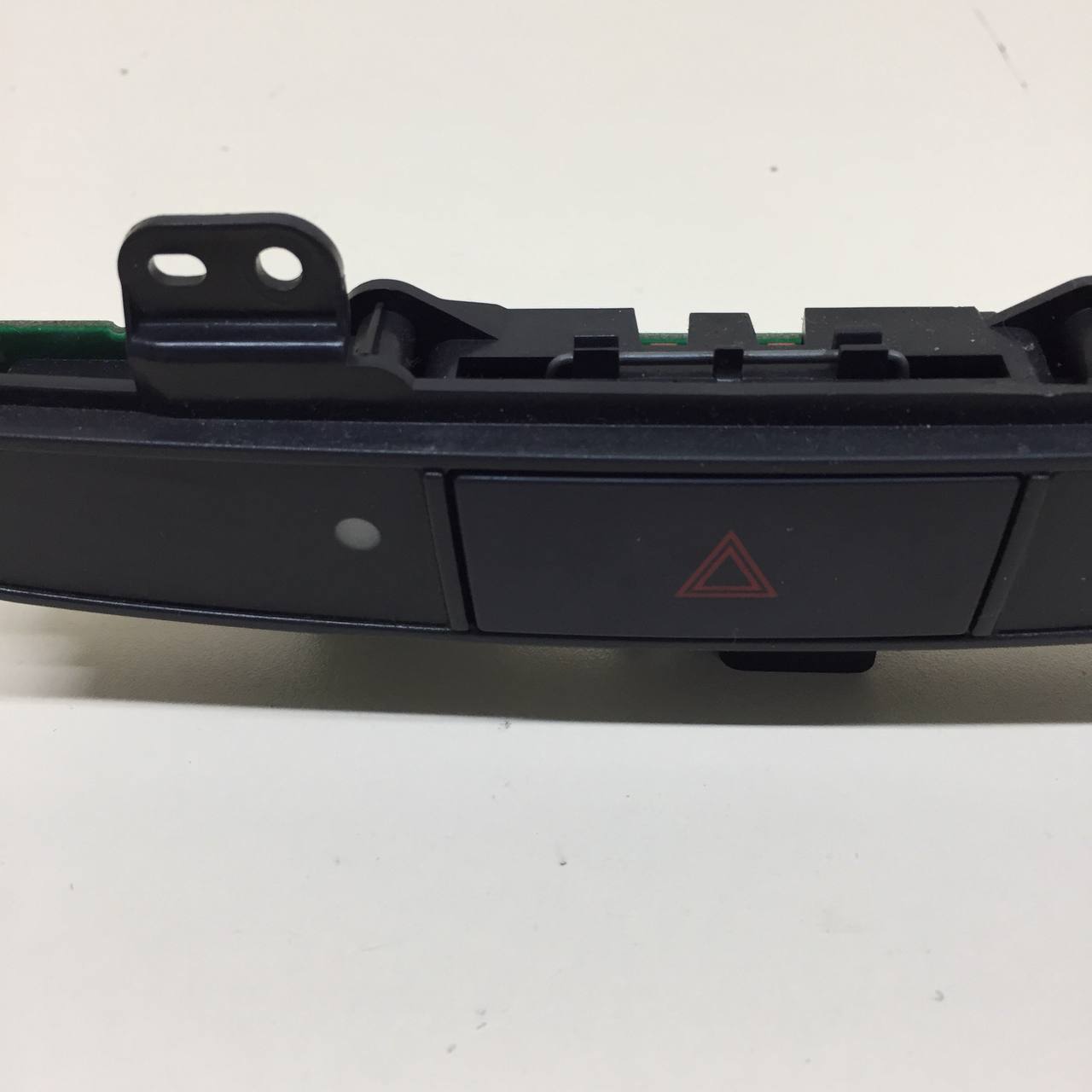 Кнопка аварийной сигнализации Mitsubishi Lancer X (CX, CY) 2007> Кнопка аварийной сигнализации Mitsubishi Lancer X (CX, CY) 2007>