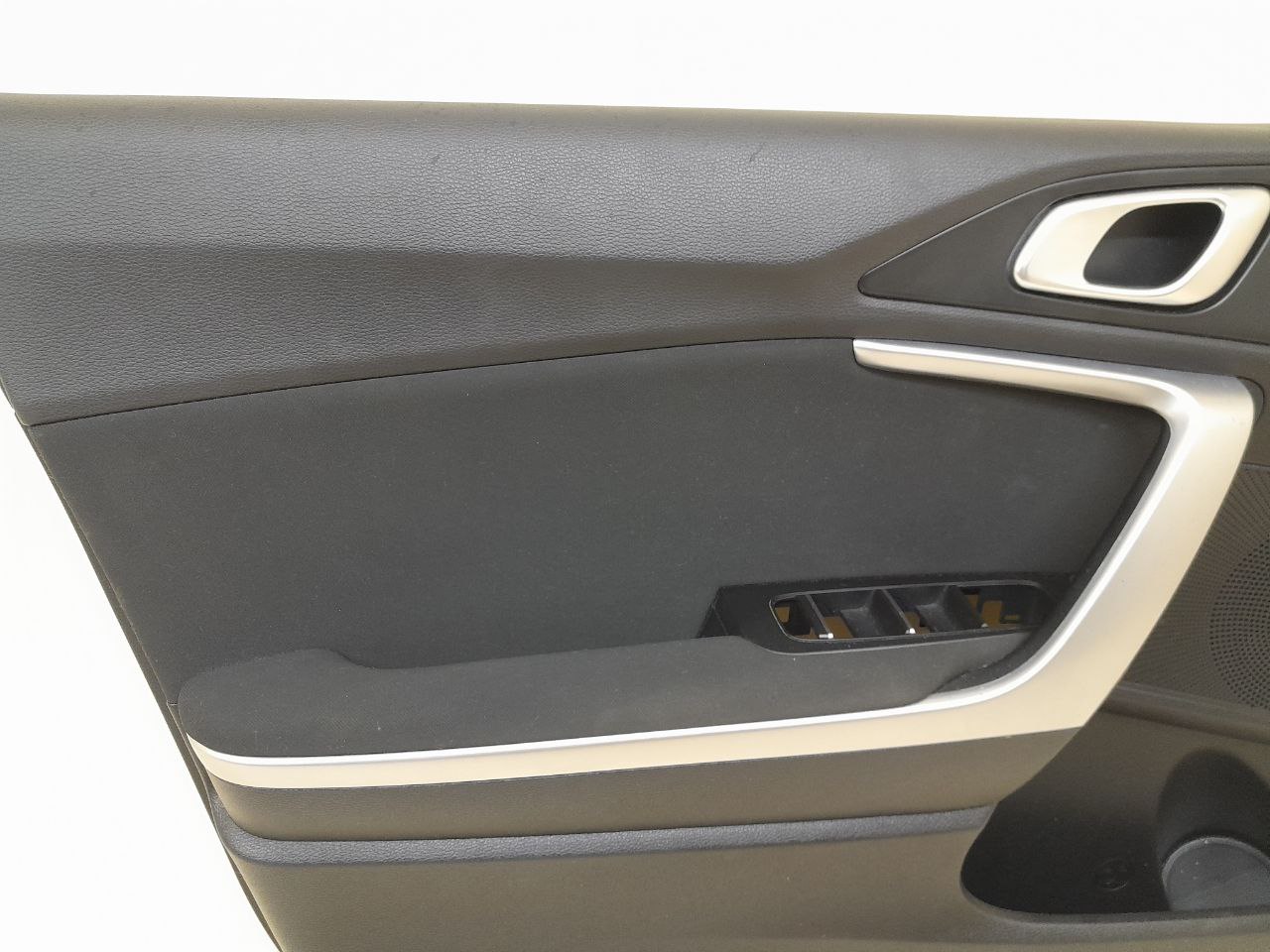 Обшивка двери передней левой Kia Xceed 2019-2023 Обшивка двери передней левой Kia Xceed 2019-2023