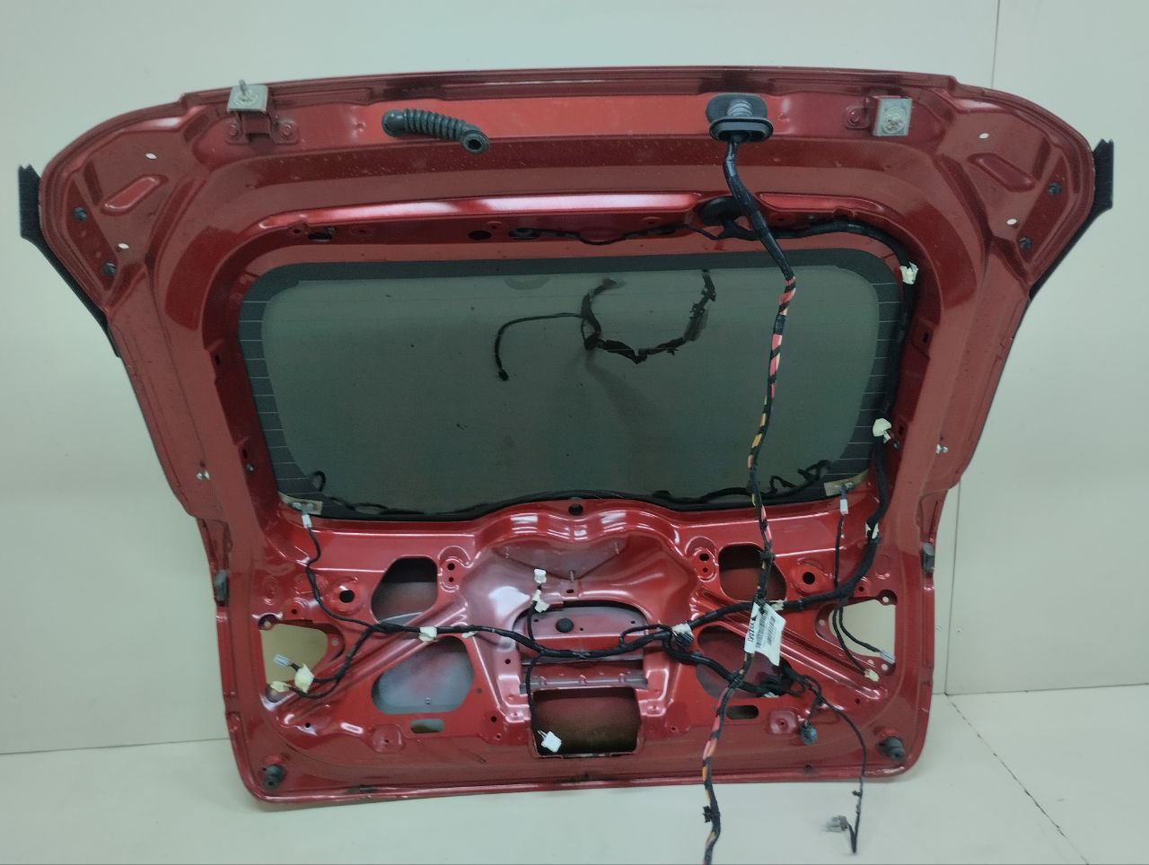 Дверь багажника со стеклом Lada Vesta 2015>