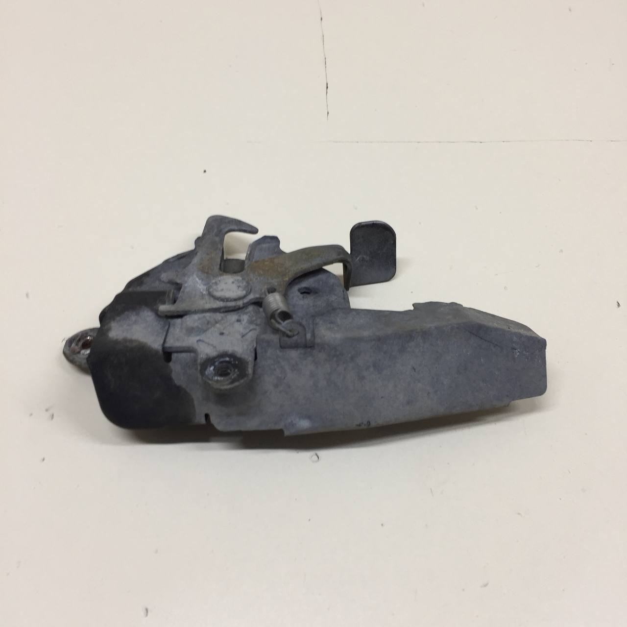 Замок капота Toyota Corolla E120 2001-2007 Замок капота Toyota Corolla E120 2001-2007