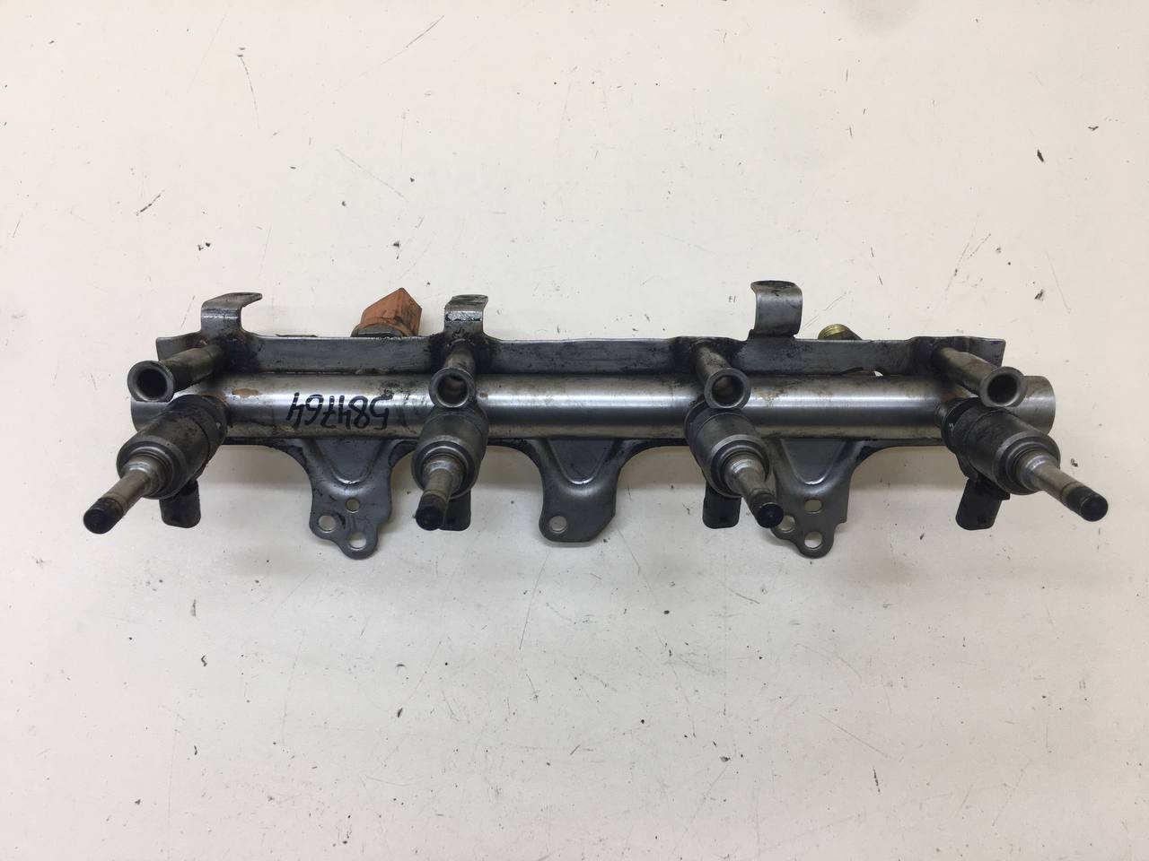 Рейка топливная (рампа) Volkswagen Passat B7 2011-2015 Рейка топливная (рампа) Volkswagen Passat B7 2011-2015