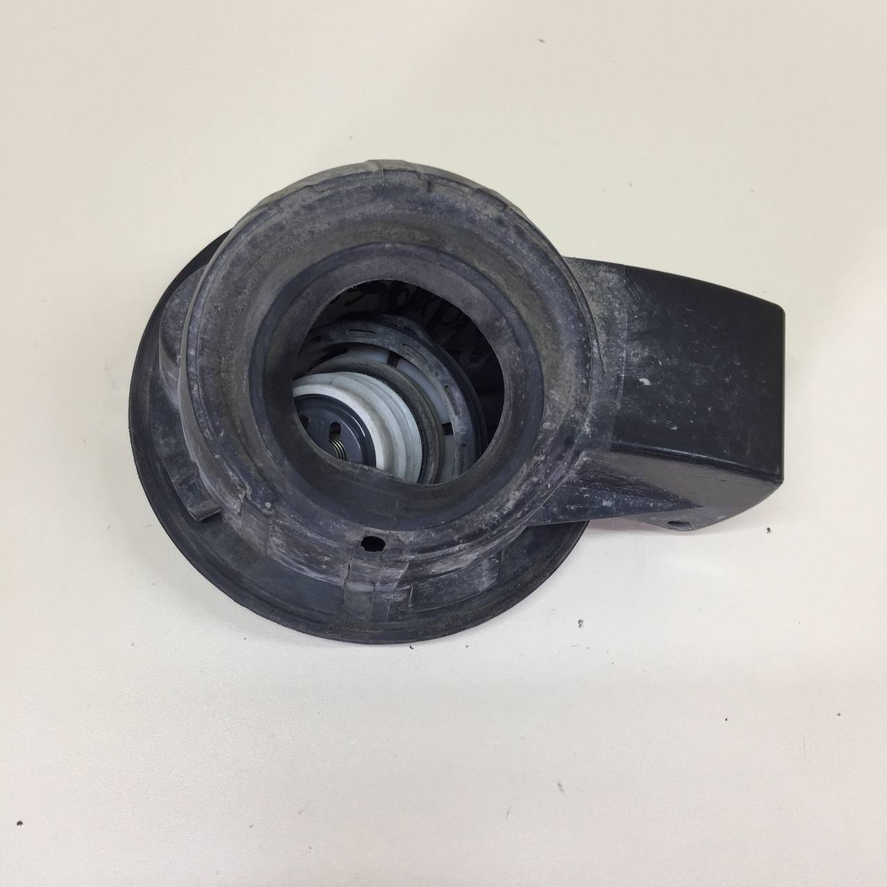 Лючок бензобака Ford Fusion (JU) 2002-2012 Лючок бензобака Ford Fusion (JU) 2002-2012