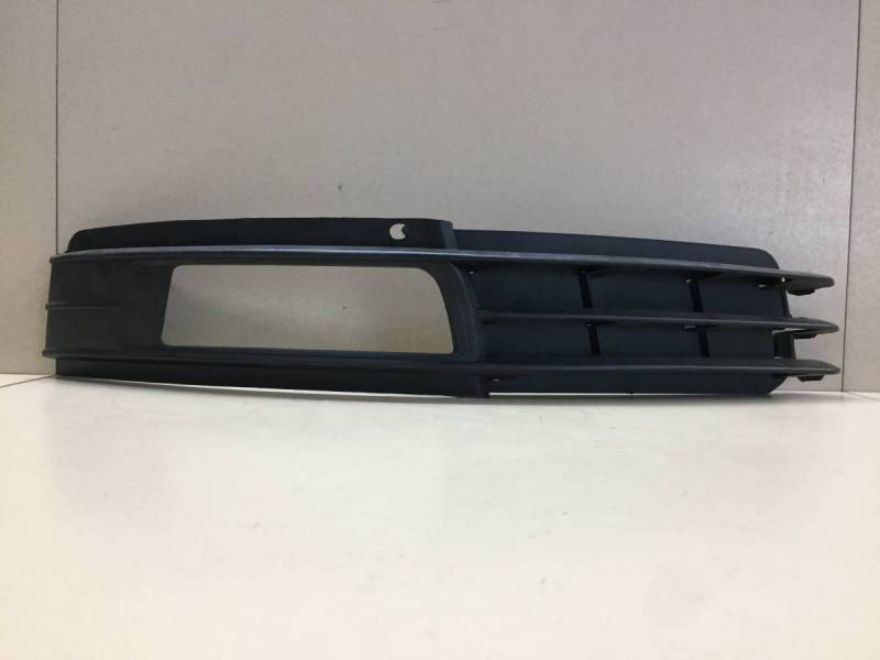 Рамка противотуманной фары правой Audi A6 (C6) 2005-2011