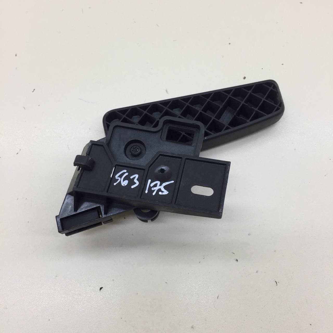 Ручка открывания капота Volkswagen Polo (MK5) 2011-2020 Ручка открывания капота Volkswagen Polo (MK5) 2011-2020