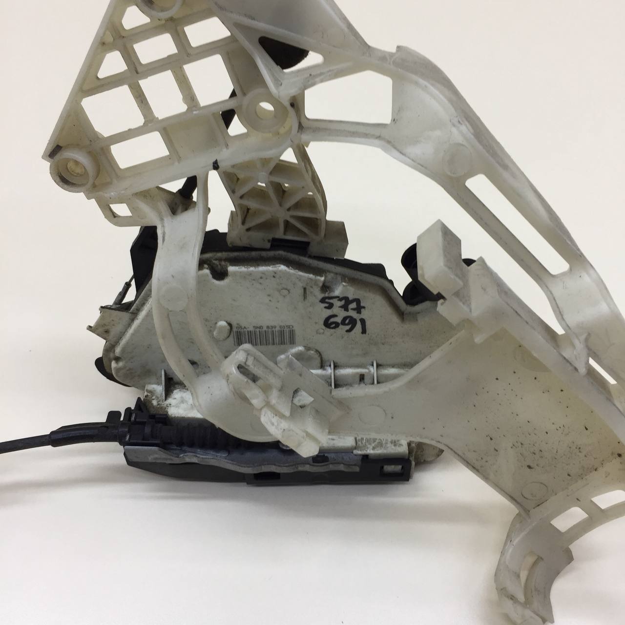 Замок двери задней левой Volkswagen Tiguan (5N1) 2007-2011 Замок двери задней левой Volkswagen Tiguan (5N1) 2007-2011
