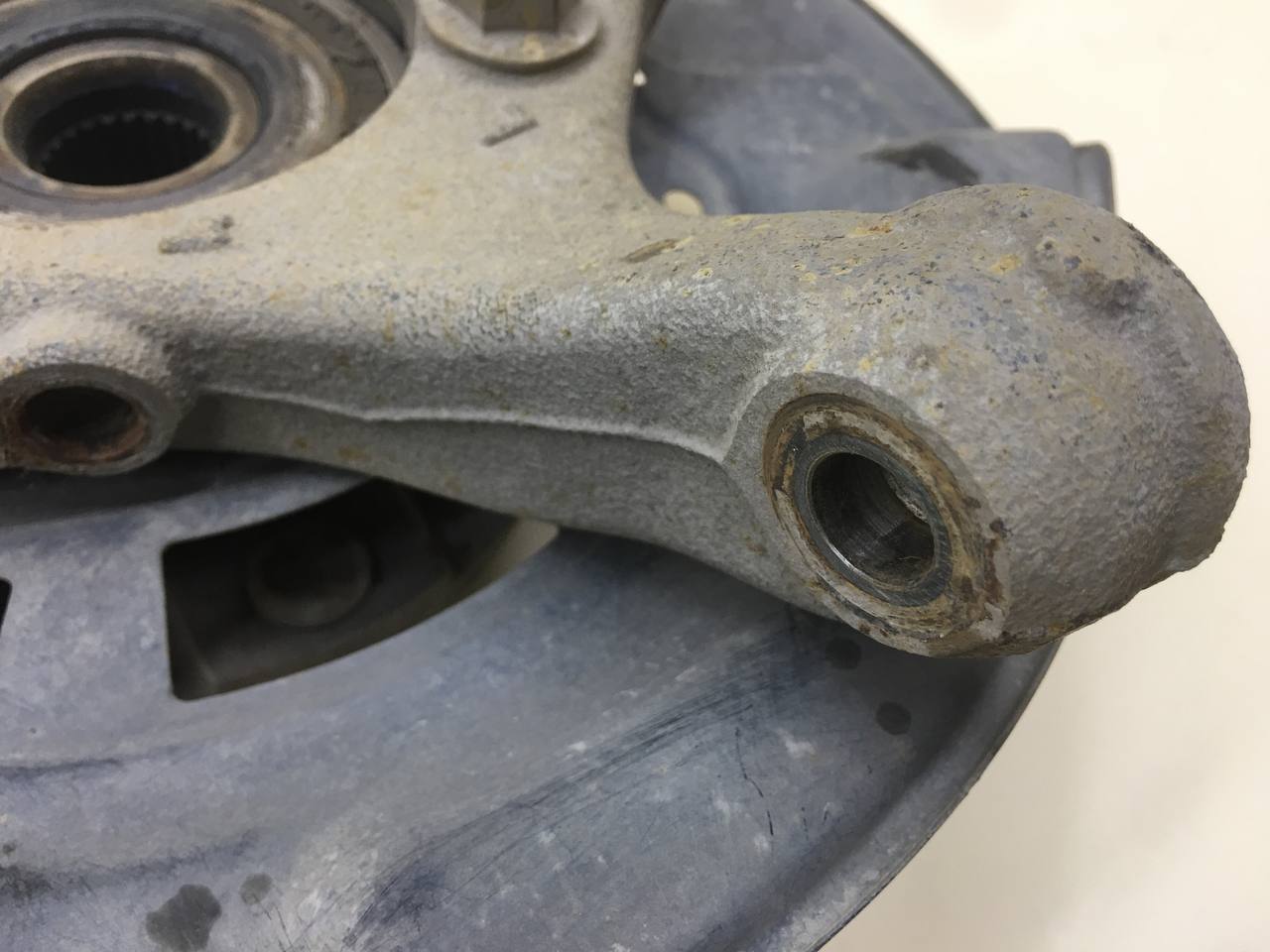 Кулак поворотный передний левый Toyota Rav 4 (A30) 2006-2013