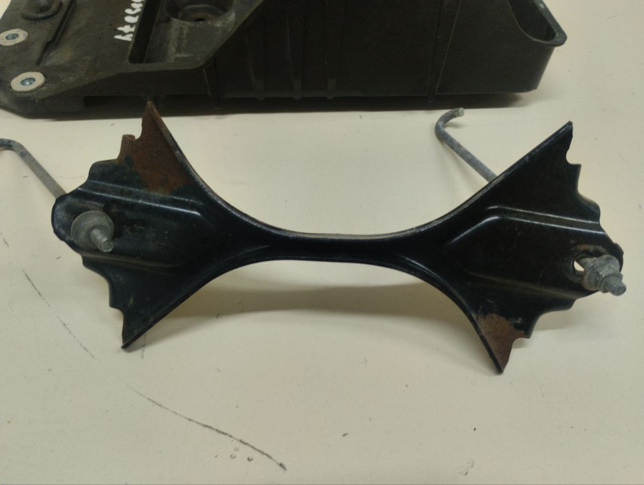 Крепление аккумулятора Mazda Mazda 3 (BM) 2013-2016 Крепление аккумулятора Mazda Mazda 3 (BM) 2013-2016