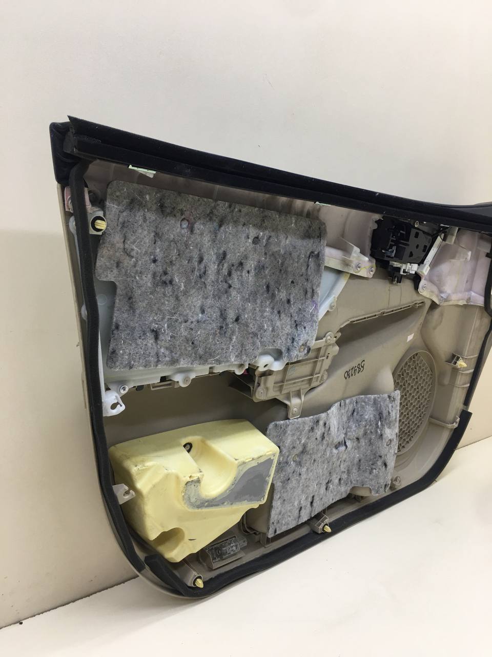 Обшивка двери передней правой Toyota Camry (V50) 2011-2017
