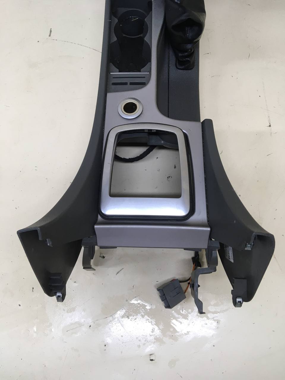 Консоль центральная Ford Focus 2 (DB) 2008-2011 Консоль центральная Ford Focus 2 (DB) 2008-2011