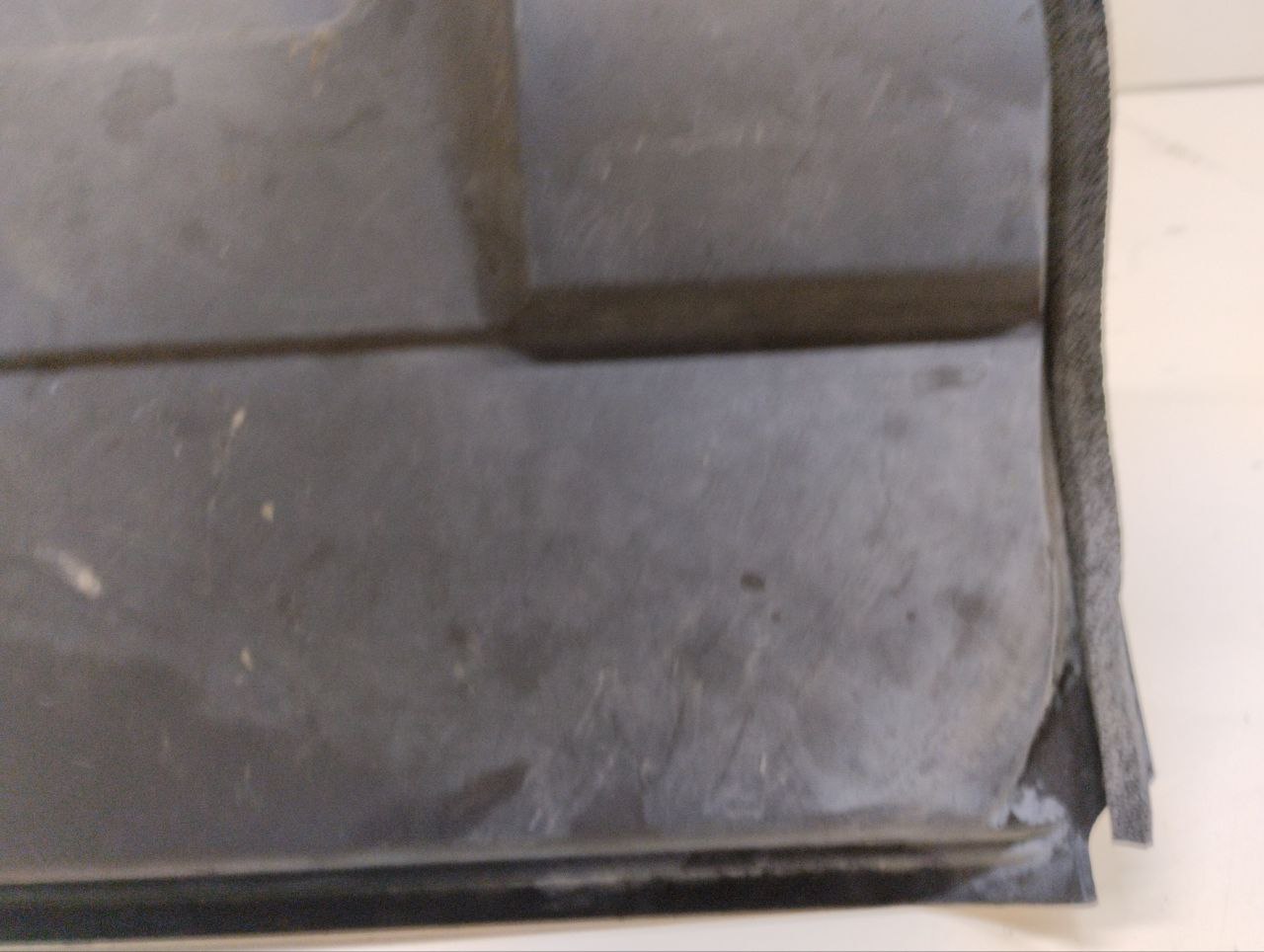 Крышка аккумулятора Land Rover Discovery 3 (L319) 2004-2009 Крышка аккумулятора Land Rover Discovery 3 (L319) 2004-2009