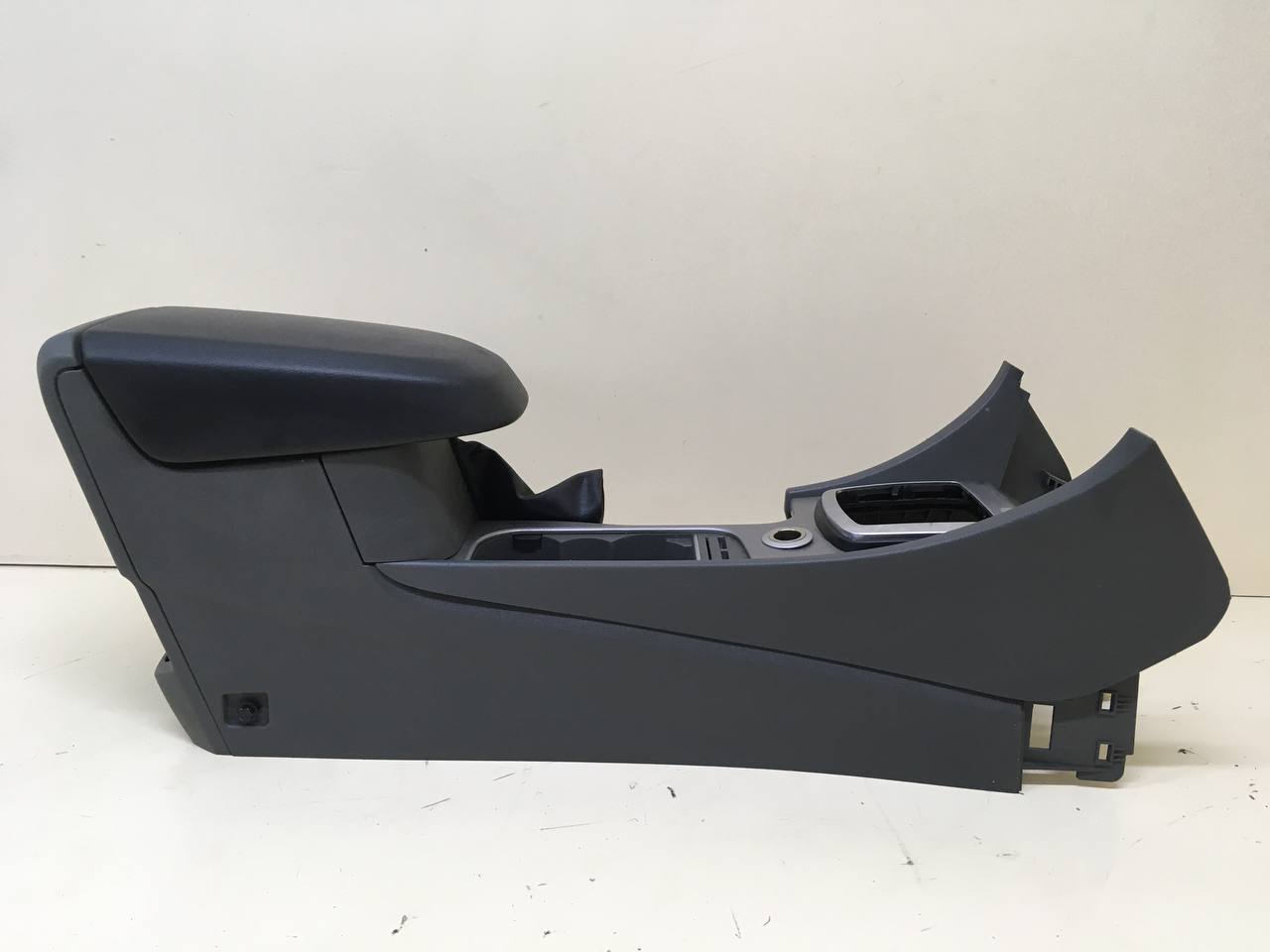 Консоль центральная Ford Focus 2 (DB) 2008-2011 Консоль центральная Ford Focus 2 (DB) 2008-2011