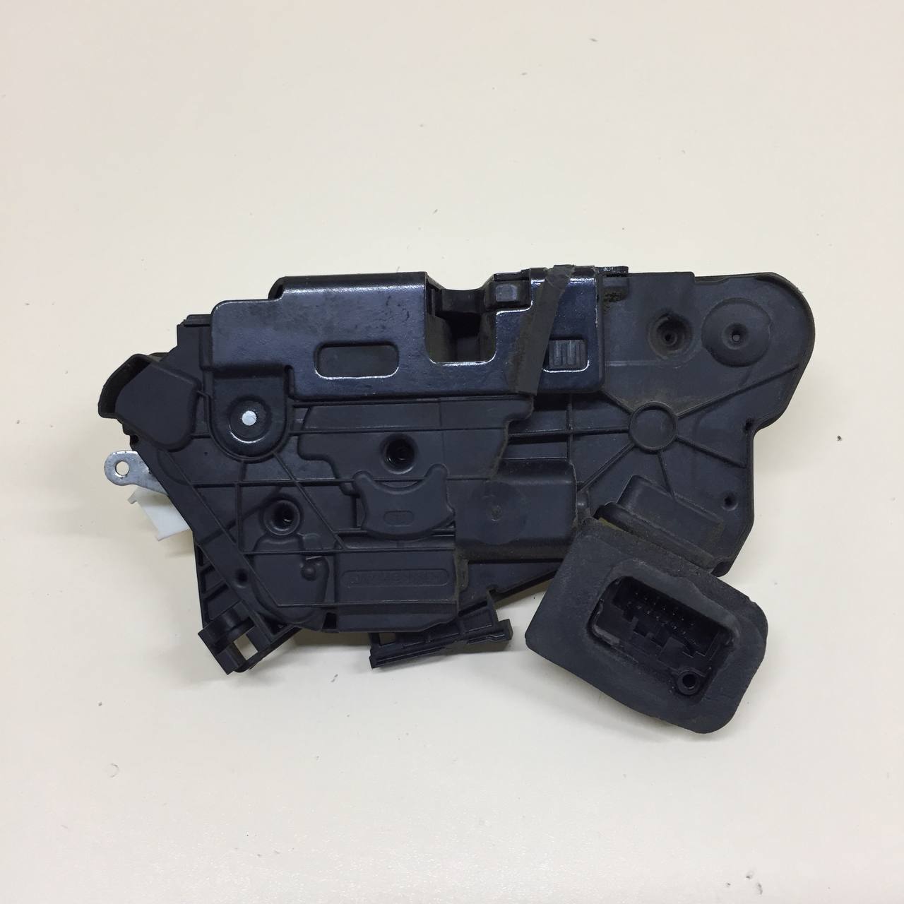 Замок двери передней левой Volkswagen Polo (MK5) 2011-2020 Замок двери передней левой Volkswagen Polo (MK5) 2011-2020