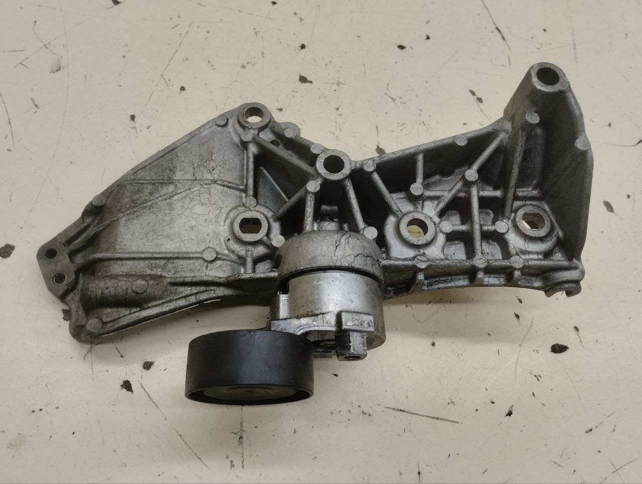 Кронштейн генератора Renault Duster (HSA, HSM) 2012> Кронштейн генератора Renault Duster (HSA, HSM) 2012>