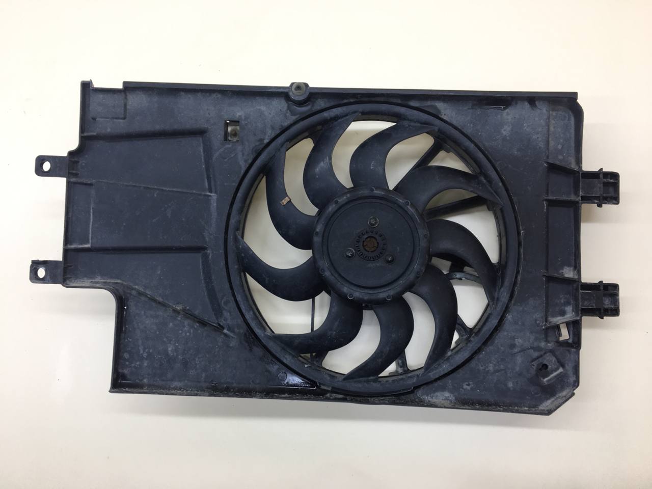 Диффузор вентилятора Lada Granta 2011>