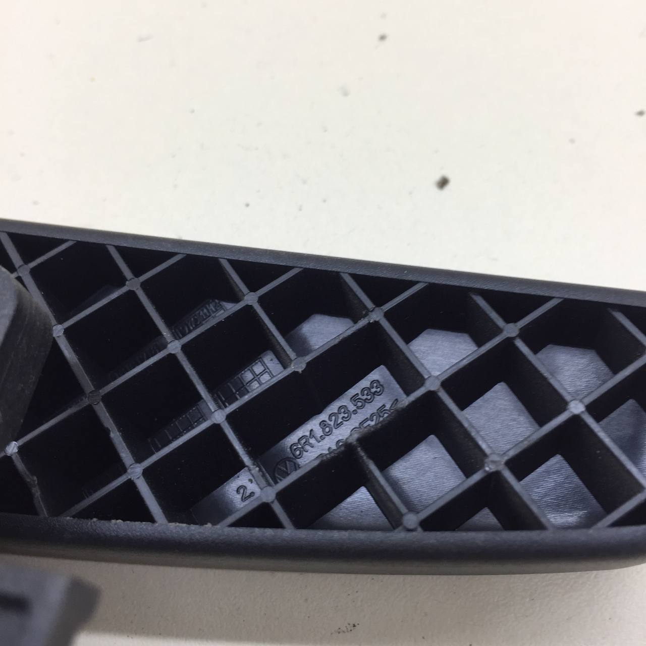 Ручка открывания капота Volkswagen Polo (MK5) 2011-2020 Ручка открывания капота Volkswagen Polo (MK5) 2011-2020