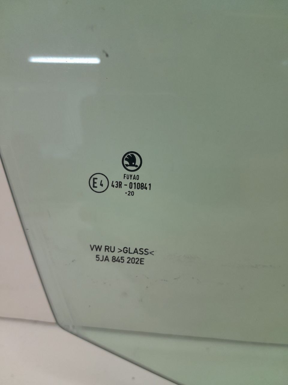 Стекло двери передней правой Skoda Rapid 2012-2020