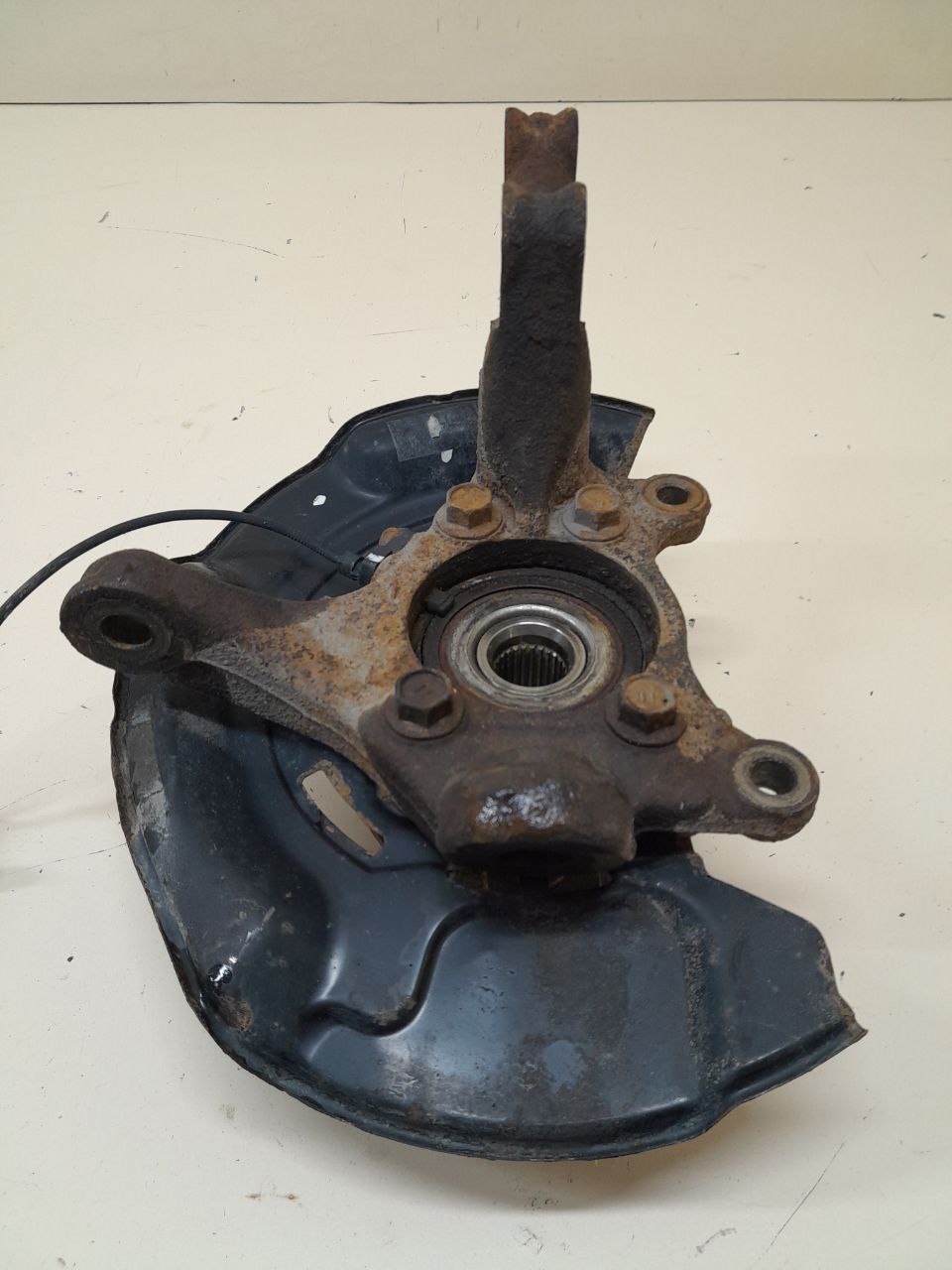Кулак поворотный передний левый Toyota Rav 4 (A30) 2006-2013