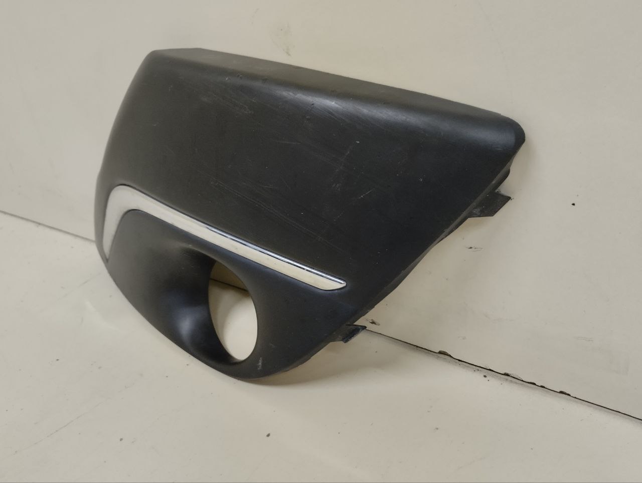 Рамка противотуманной фары левой Peugeot 107 2006-2014 Рамка противотуманной фары левой Peugeot 107 2006-2014