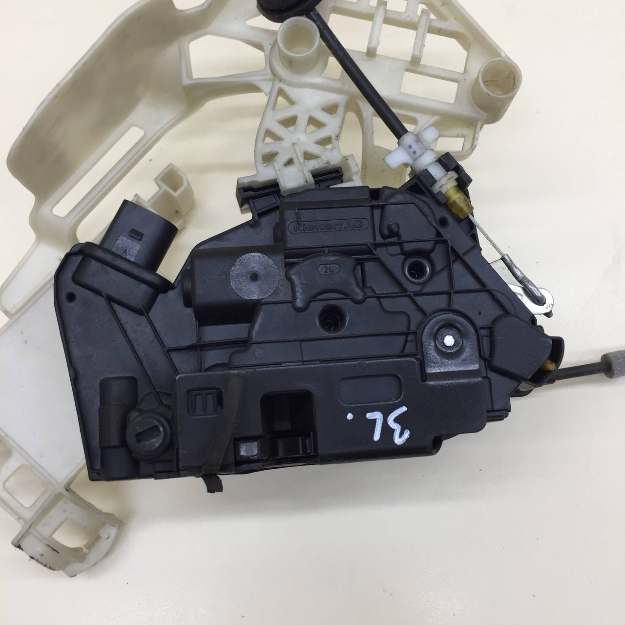 Замок двери задней левой Volkswagen Tiguan (5N1) 2007-2011 Замок двери задней левой Volkswagen Tiguan (5N1) 2007-2011