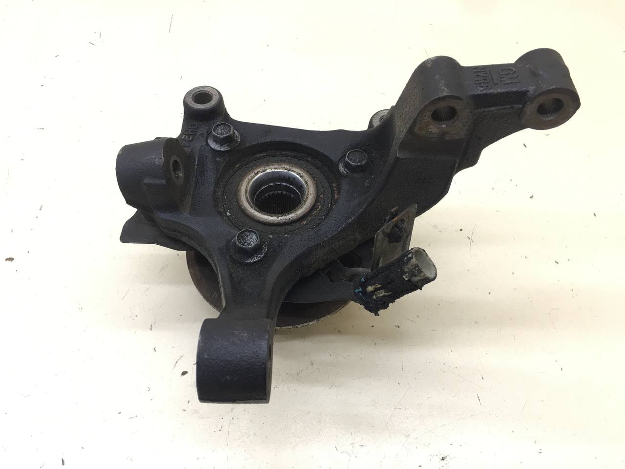 Кулак поворотный передний правый Chevrolet Captiva (C100) 2006-2011