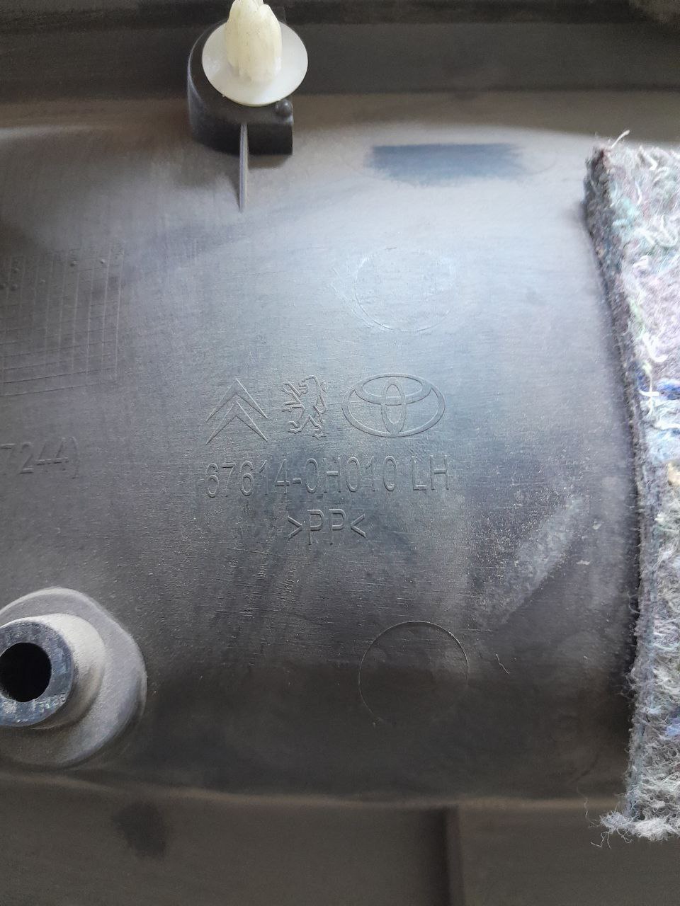 Обшивка двери задней левой Peugeot 107 2006-2014