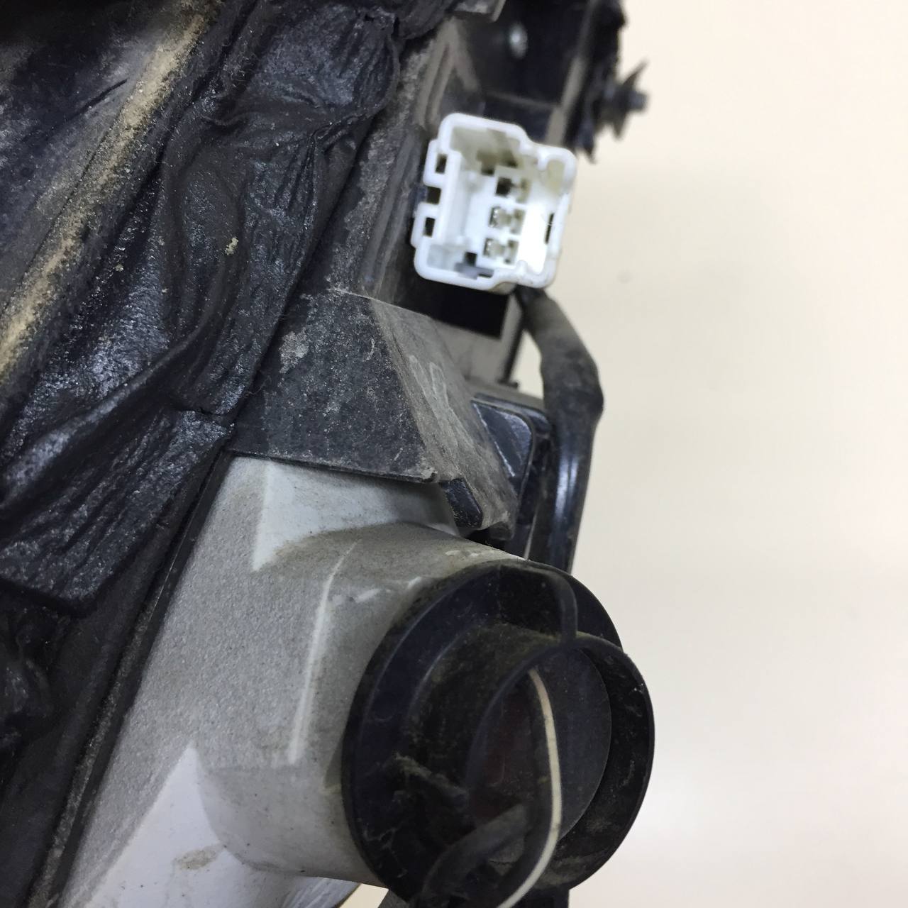 Фонарь задний внутренний левый Nissan Almera (N16) 2000-2006