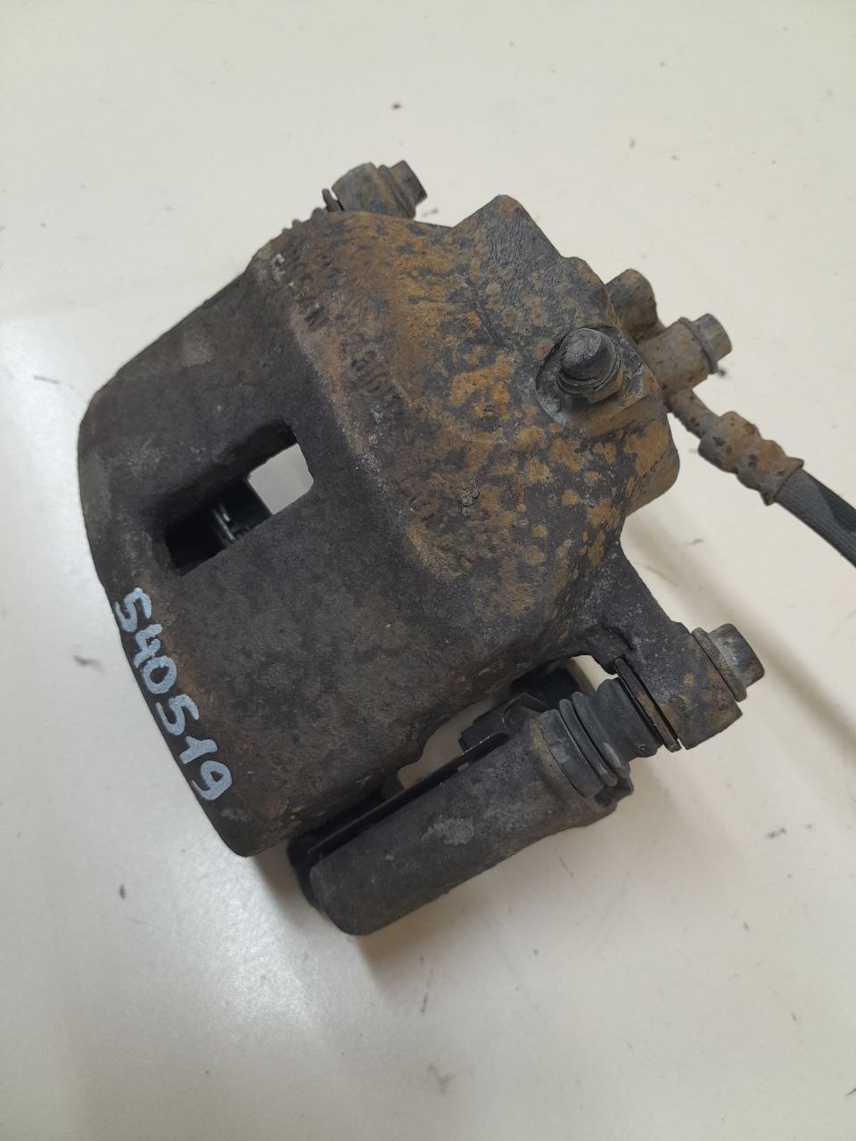 Суппорт передний левый Nissan Almera (N16) 2000-2006